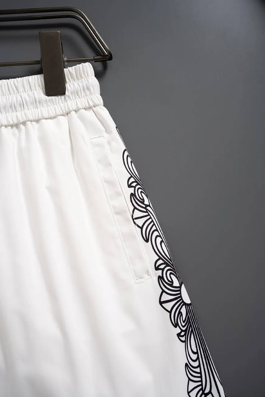 🅿️130 #V2410 [Replenishment all year round] 𝐂𝐡𝐫𝐨𝐦𝐞 𝐡𝐞𝐚𝐫𝐭𝐬 Croix heart new summer beach pants LV classic printed quick-drying three-quarter pants, same style for men and women, the fabric is made of polyester fiber for customers, stain-resistant and wrinkle-resistant, the most suitable material for summer outings It is guaranteed to be cool and comfortable enough at the same time. It is super stylish when you wear it casually. You can clearly see the texture and other things by looking at the photos. It is not an ordinary market material that can seduce a person who wants to go on vacation in minutes. Pockets on both sides. Drawstring at the waist. Very practical design, with impeccable workmanship, details and fit. Can be worn as casual pants or beach pants. A must-have for beach vacations, home leisure, gym equipment, morning running and night running. Practicality takes into account functionality. Color: Black White Size: M-XXXL
